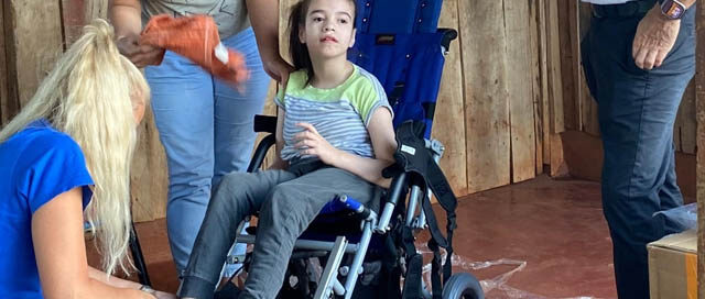 JARDÍN AMÉRICA: Entregan silla de ruedas ultraliviana a una familia de Colonia Oasis